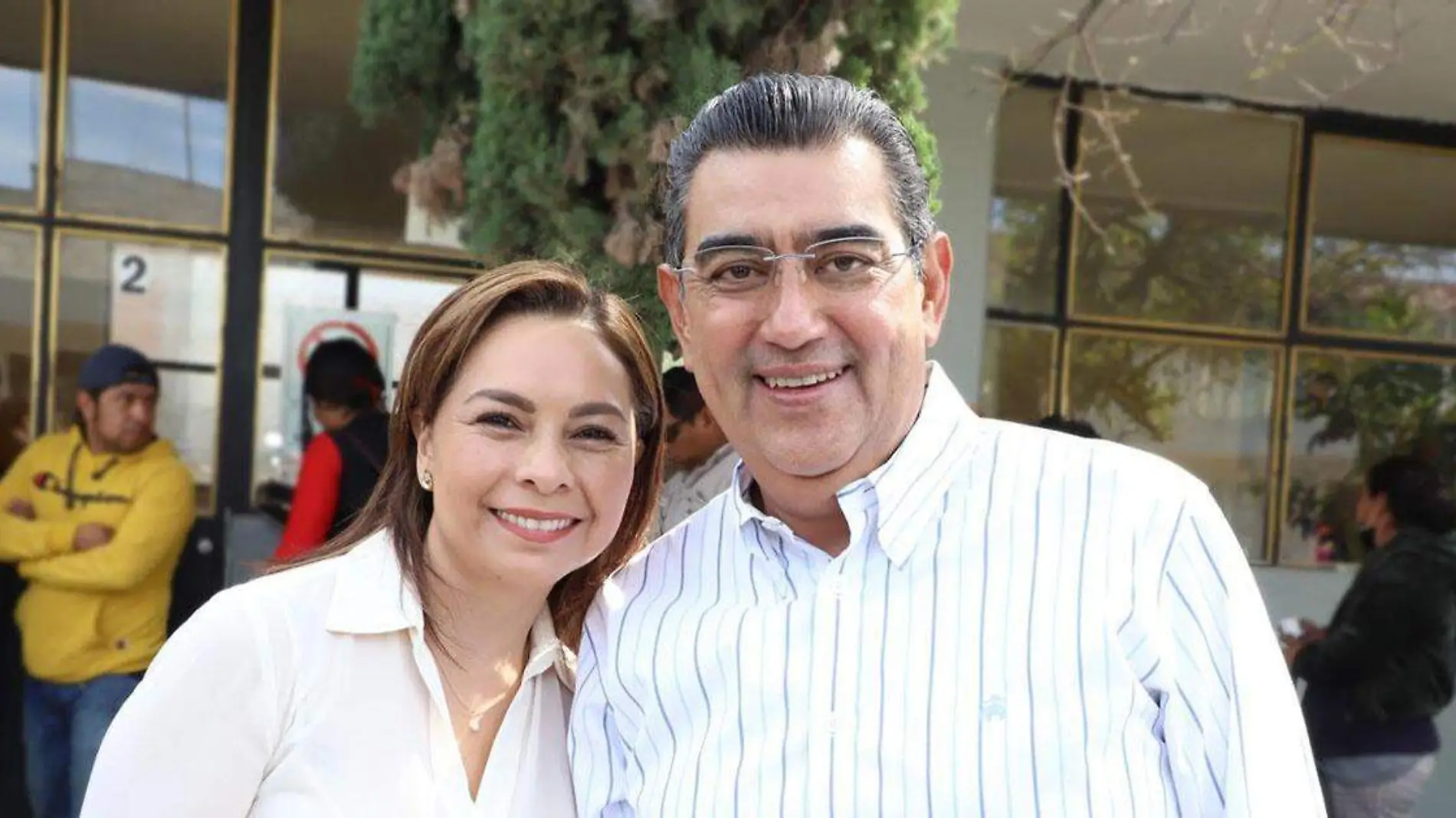 Gabriela Bonilla Parada, presidente del SEDIF, y Sergio Salomón Césperdes Peregrina, gobernador de Puebla